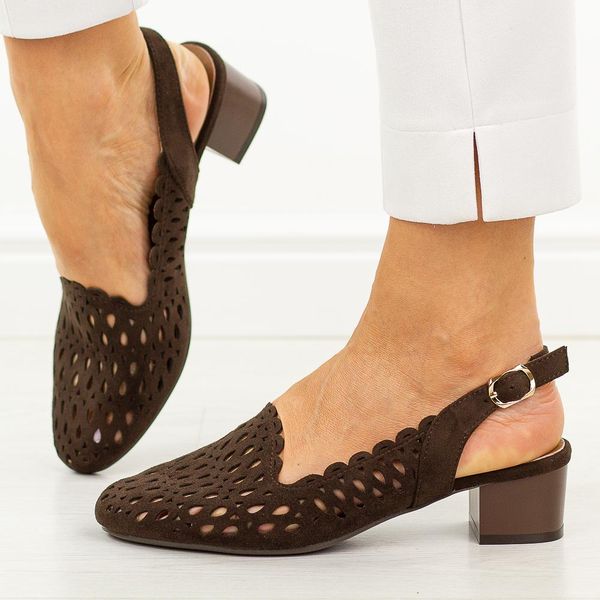 D. Brązowe sandały damskie na obcasie M.Daszyński Sa210-13. Brązowe sandały damskie M.Daszyński, w ażurowe wzory, z zamszu, bez obcasa, na obcasie. W wyprzedaży za 157.52 zł.