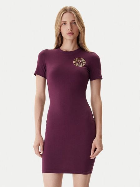 Versace Jeans Couture Sukienka codzienna 79HAOT00 CJ03T Bordowy Slim Fit. Czerwone sukienki damskie Versace Jeans Couture, na co dzień, s, bez wzorów, z bawełny, bez kołnierzyka, bez ramiączek, proste. Za 339.99 zł.
