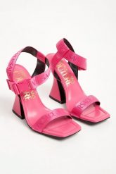 Sandały damskie VERSACE JEANS COUTURE. Sandały damskie Versace Jeans Couture, bez wzorów, z jeansu, bez obcasa. W wyprzedaży za 554.95 zł.