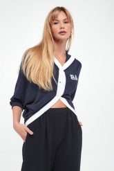 Kardigan damski z kapturem EMPORIO ARMANI. Kardigany damskie Emporio Armani, xs, bez wzorów. W wyprzedaży za 1,966.30 zł.