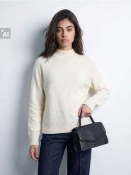Klasyczny sweter z półgolfem, z domieszką wełny - kremowy. Białe swetry klasyczne damskie Sinsay, l, z wełny, bez kołnierzyka. Za 59.99 zł.