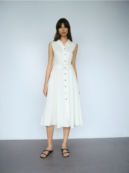 Koszulowa sukienka midi z odkrytymi ramionami - złamana biel. Sukienki damskie Reserved, l, bez wzorów, z bawełny, klasyczne, bez kołnierzyka, bez ramiączek, midi, koszulowe. W wyprzedaży za 89.99 zł.