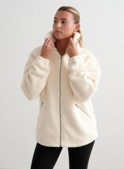 Damska kurtka ocieplana polarem, oversize'owa, rozpinana Pile Jacket migdałowa. Białe kurtki damskie Aim'n, m, bez wzorów, z materiału, bez kaptura. Za 593.00 zł.