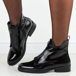 Czarne lakierowane botki damskie S.Barski 120. Czarne botki damskie S.BARSKI, na jesień, z lakierowanej skóry, eleganckie, z okrągłym noskiem, bez obcasa, na obcasie, bez zapięcia. Za 219.00 zł.