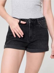 Szorty jeansowe mom high waist - czarny. Czarne szorty damskie Sinsay, bez wzorów, z jeansu, z podwyższonym stanem. Za 49.99 zł.