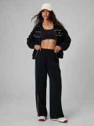 4F Bluza dresowa loose bez kaptura damska - czarna L. Czarne bluzy bez kaptura damskie 4f, l, bez wzorów, z dresówki, bez ramiączek, bez kaptura. Za 199.99 zł.