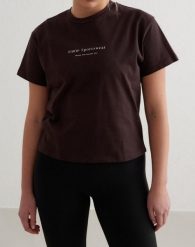 Damska koszulka boxy, bawełna organiczna, nadruk z przodu Serif brązowy. Brązowe bluzki sportowe damskie Aim'n, m, bez wzorów, z bawełny, bez ramiączek. Za 109.85 zł.