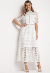 Biała Maxi Sukienka Rozkloszowana w Ażurowy Wzór z Falbanką Raviletta. Białe sukienki damskie Born2be, na plażę, na lato, m, w ażurowe wzory, boho, bez kołnierzyka, bez ramiączek, maxi, rozkloszowane. W wyprzedaży za 127.99 zł.