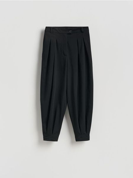 Spodnie balloon - czarny. Czarne spodnie materiałowe damskie Reserved, bez wzorów, z tkaniny. Za 139.99 zł.