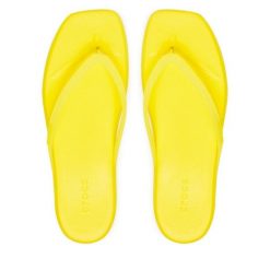 Japonki Crocs. Żółte klapki damskie Crocs, bez wzorów, bez obcasa. Za 111.99 zł.