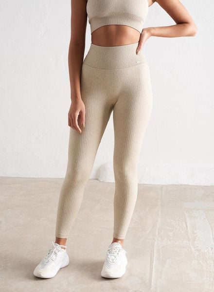Damskie legginsy bezszwowe, prążkowane, wysoki stan, squat proof beżowe. Brązowe legginsy damskie Aim'n, s, bez wzorów, z dzianiny. Za 254.00 zł.