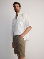 Szorty regular fit - brązowy. Brązowe szorty męskie Reserved, bez wzorów, z bawełny. W wyprzedaży za 89.99 zł.
