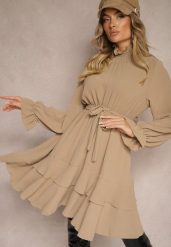 Ciemnobeżowa Sukienka z Falbankami i Golfem z Gumką w Talii i Dodatkowym Wiązanym Paskiem Savire. Brązowe sukienki damskie Renee, na co dzień, bez wzorów, eleganckie, bez kołnierzyka, bez ramiączek, mini. W wyprzedaży za 62.99 zł.