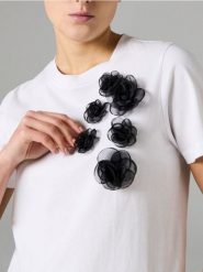 Bawełniana koszulka z kwiatami 3D - biały. Białe t-shirty damskie Sinsay, l, bez wzorów, z bawełny, bez kołnierzyka. Za 25.99 zł.