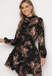 Czarna Rozkloszowana Sukienka z Falbankami Abstrakcyjnym Zdobieniem i Gumką w Tali Zinfrea. Czarne sukienki damskie Born2be, l, z aplikacjami, sportowe, bez kołnierzyka, bez ramiączek, mini, dopasowane. W wyprzedaży za 143.99 zł.