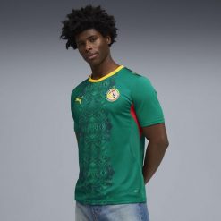 Męska koszulka wyjazdowa Senegal 2026 PUMA. Czerwone t-shirty sportowe męskie Puma, m, z tkaniny, bez ramiączek, do biegania. Za 429.00 zł.