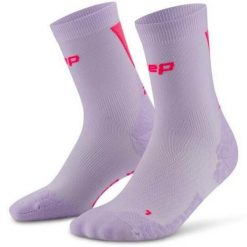Męskie sportowe skarpety kompresyjne do połowy łydki Ultralight Core Run CEP. Czerwone skarpetki damskie CEP, bez wzorów, z elastanu. Za 79.00 zł.