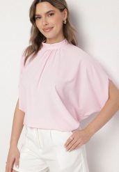 Różowa Bluzka Ozdobiona Stójką i Wiązaniem Rinelea. Czerwone bluzki damskie Born2be, bez wzorów, biznesowe, bez kołnierzyka, bez ramiączek. Za 49.99 zł.