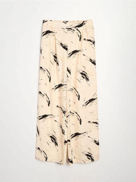 Spodnie wide leg z wiskozy z domieszką lnu z abstrakcyjnym wzorem - wielobarwny. Spodnie materiałowe damskie Sinsay, bez wzorów, z wiskozy. Za 49.99 zł.