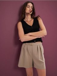 Szorty straight - beżowy. Brązowe szorty damskie Sinsay, bez wzorów. Za 39.99 zł.