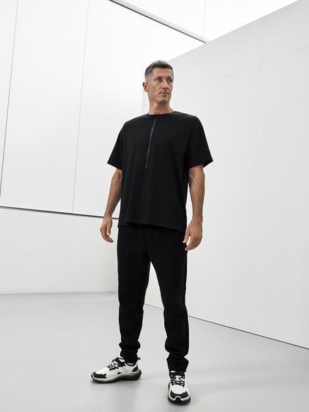 4F T-shirt loose z nadrukiem męski 4F x Robert Lewandowski - czarny M. Czarne t-shirty męskie 4f, l, bez wzorów, z bawełny, bez kołnierzyka. Za 99.99 zł.