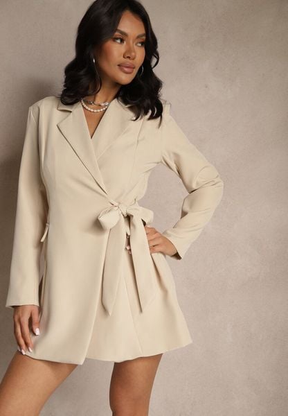 Beżowa Sukienka Kopertowa Ozdobiona Imitacją Kieszeni Davirnas. Brązowe sukienki damskie Renee, l, bez wzorów, eleganckie, bez kołnierzyka, bez ramiączek, mini, kopertowe. Za 89.99 zł.