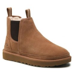 Sztyblety Ugg. Brązowe sztyblety męskie Ugg, bez zapięcia. Za 729.99 zł.