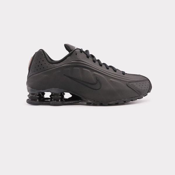 Buty damskie sportowe Nike Shox R4 Black Czarne - AR3565-004. Czarne buty sportowe na co dzień damskie Nike, bez wzorów. Za 557.74 zł.