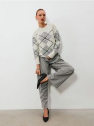 Sweter z domieszką wełny w romby - wielobarwny. Swetry klasyczne damskie Sinsay, l, z wełny, bez kołnierzyka. Za 69.99 zł.