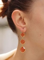 L'Atelier de Gaia Pozłacane kolczyki z kocim okiem rozmiar: onesize. Pomarańczowe kolczyki damskie L'Atelier de Gaia, pozłacane, z zapięciem typu bigiel. Za 87.19 zł.