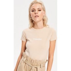 T-shirt z napisem - Kremowy. Białe koszulki dziewczęce Reserved, bez wzorów, bez ramiączek. Za 29.99 zł.