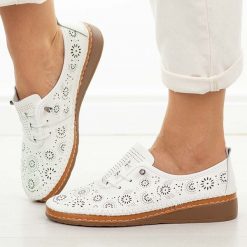 Białe ażurowane skórzane półbuty damskie T.Sokolski w26-77. Białe półbuty damskie Sokolski, bez wzorów, z jeansu, klasyczne, z okrągłym noskiem, bez obcasa, na płaskiej podeszwie. Za 239.00 zł.