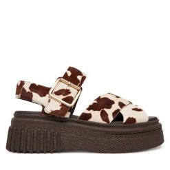 Sandały Clarks. Brązowe sandały damskie Clarks, bez wzorów, bez obcasa, na płaskiej podeszwie. Za 519.99 zł.