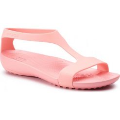 SANDAŁY SERENA SANDAL. Różowe sandały damskie Crocs, bez wzorów, bez obcasa. W wyprzedaży za 119.99 zł.