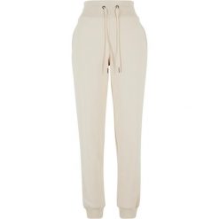 Damskie spodnie dresowe Urban Classics Cozy. Białe spodnie dresowe damskie Urban Classics, z bawełny, do biegania. Za 244.50 zł.