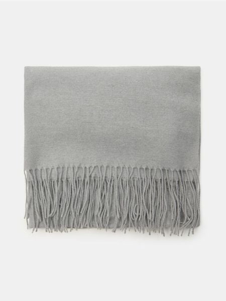 Gładki szalik z frędzlami - szary. Szare szaliki i kominy damskie Sinsay, bez wzorów. W wyprzedaży za 12.99 zł.