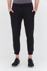 GUESS Czarne spodnie dresowe Aldwin. Czarne spodnie dresowe męskie Guess, z aplikacjami, z dresówki. W wyprzedaży za 198.99 zł.