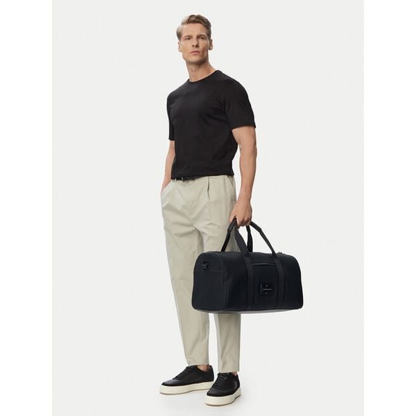 Torba weekendowa Tommy Hilfiger. Czarne torebki klasyczne damskie Tommy Hilfiger, bez wzorów, bez dodatków. Za 649.99 zł.