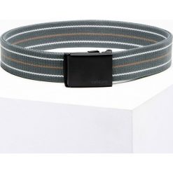 Pasek męski parciany - szary V2 A648 - uniwersalny. Szare paski męskie Ombre Clothing, bez wzorów. W wyprzedaży za 19.99 zł.