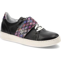 Czarne Sneakersy Simen Damskie Modne Półbuty. Czarne półbuty damskie Simen, bez wzorów, ze skóry, sportowe, bez obcasa, na obcasie. Za 209.00 zł.