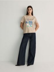 Bawełniany t-shirt z nadrukiem - beżowy. Brązowe t-shirty damskie Reserved, l, bez wzorów, z bawełny, bez kołnierzyka. W wyprzedaży za 49.99 zł.