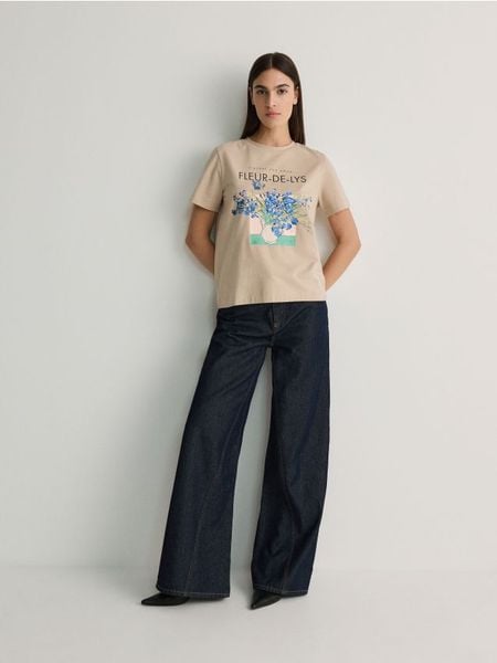 Bawełniany t-shirt z nadrukiem - beżowy. Brązowe t-shirty damskie Reserved, l, bez wzorów, z bawełny, bez kołnierzyka. W wyprzedaży za 49.99 zł.