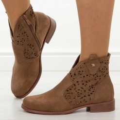 Brązowe dk.tp skórzane ażurowe botki damskie T.Sokolski w26-50. Brązowe botki damskie Sokolski, na jesień, z jeansu, biznesowe, z okrągłym noskiem, bez obcasa, na obcasie, bez zapięcia. W wyprzedaży za 251.10 zł.