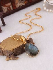 L'Atelier de Gaia Pozłacany naszyjnik z zawieszką - dł. 50 cm rozmiar: onesize. Niebieskie naszyjniki damskie L'Atelier de Gaia, pozłacane. Za 56.99 zł.