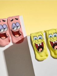 Długie skarpetki SpongeBob 2 pack - wielobarwny. Skarpetki męskie Sinsay, bez wzorów. Za 15.99 zł.