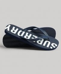 Superdry Code Core Sport Klapki gumowe – Eclipse Navy/Optic. Niebieskie klapki damskie Superdry., bez wzorów, z gumy, bez obcasa. Za 116.60 zł.
