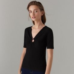 Prążkowana koszulka - Czarny. Czarne t-shirty damskie Mohito, s, bez wzorów, prążkowane, bez kołnierzyka. W wyprzedaży za 9.99 zł.