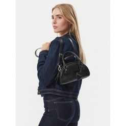 Torebka Guess. Czarne torebki klasyczne damskie Guess, z aplikacjami, bez dodatków. Za 344.99 zł.
