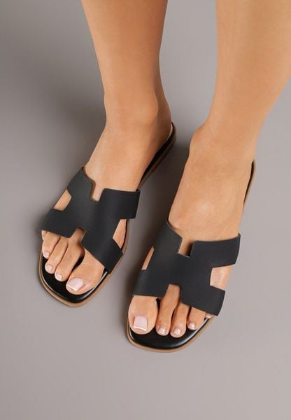 Czarne Klapki Vices Ozdobione Wycięciami Arnellta. Czarne klapki damskie Renee, bez wzorów, bez obcasa, na płaskiej podeszwie. Za 49.99 zł.