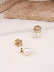 Pierres delicates Pozłacane kolczyki-wkrętki z perłami i cyrkoniami rozmiar: onesize. Białe kolczyki damskie Pierres delicates, z cyrkonią, pozłacane. Za 100.04 zł.